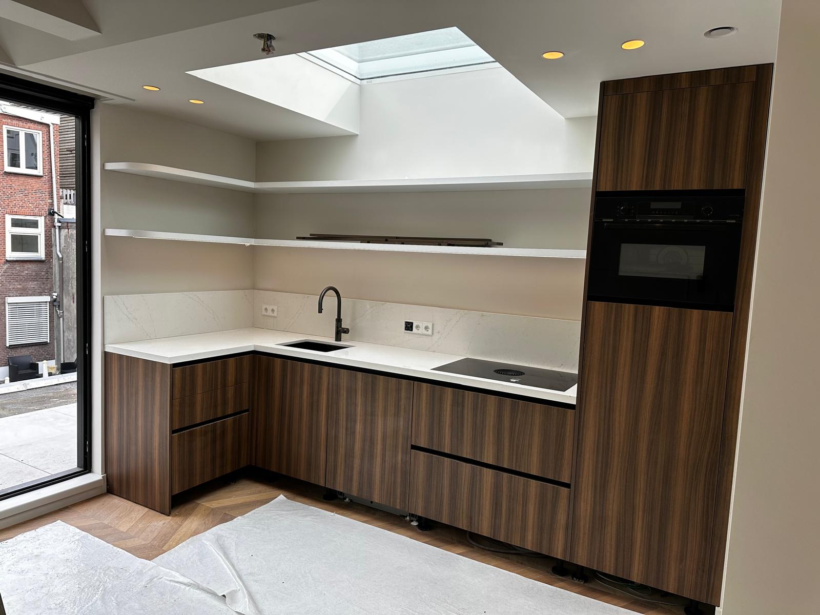 Proiect finalizat Amsterdam — bucătărie în L cu luminator