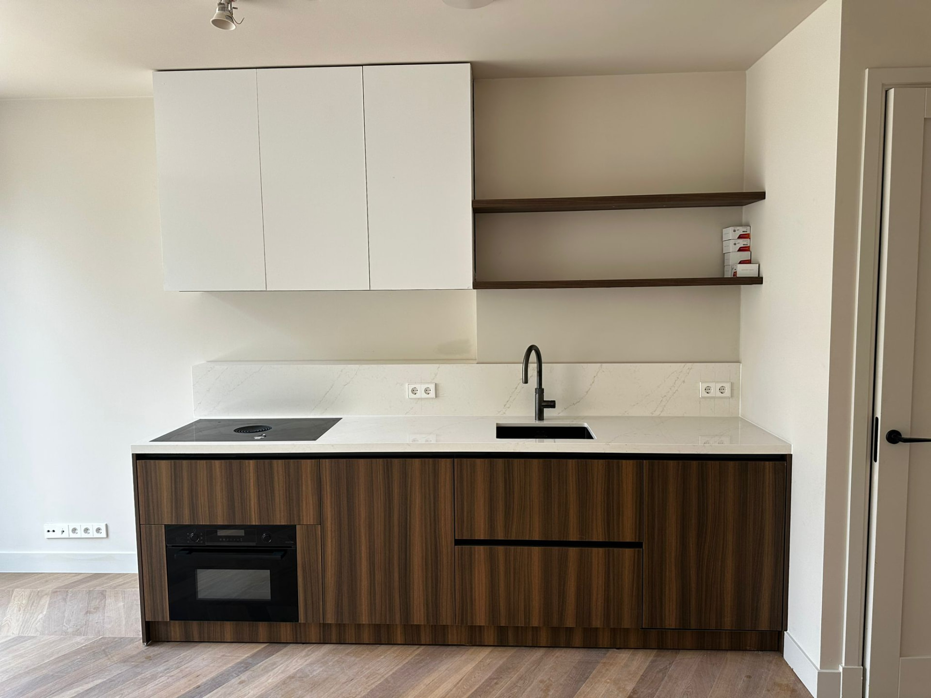 Proiect finalizat Amsterdam — bucătărie cu etajere nuc
