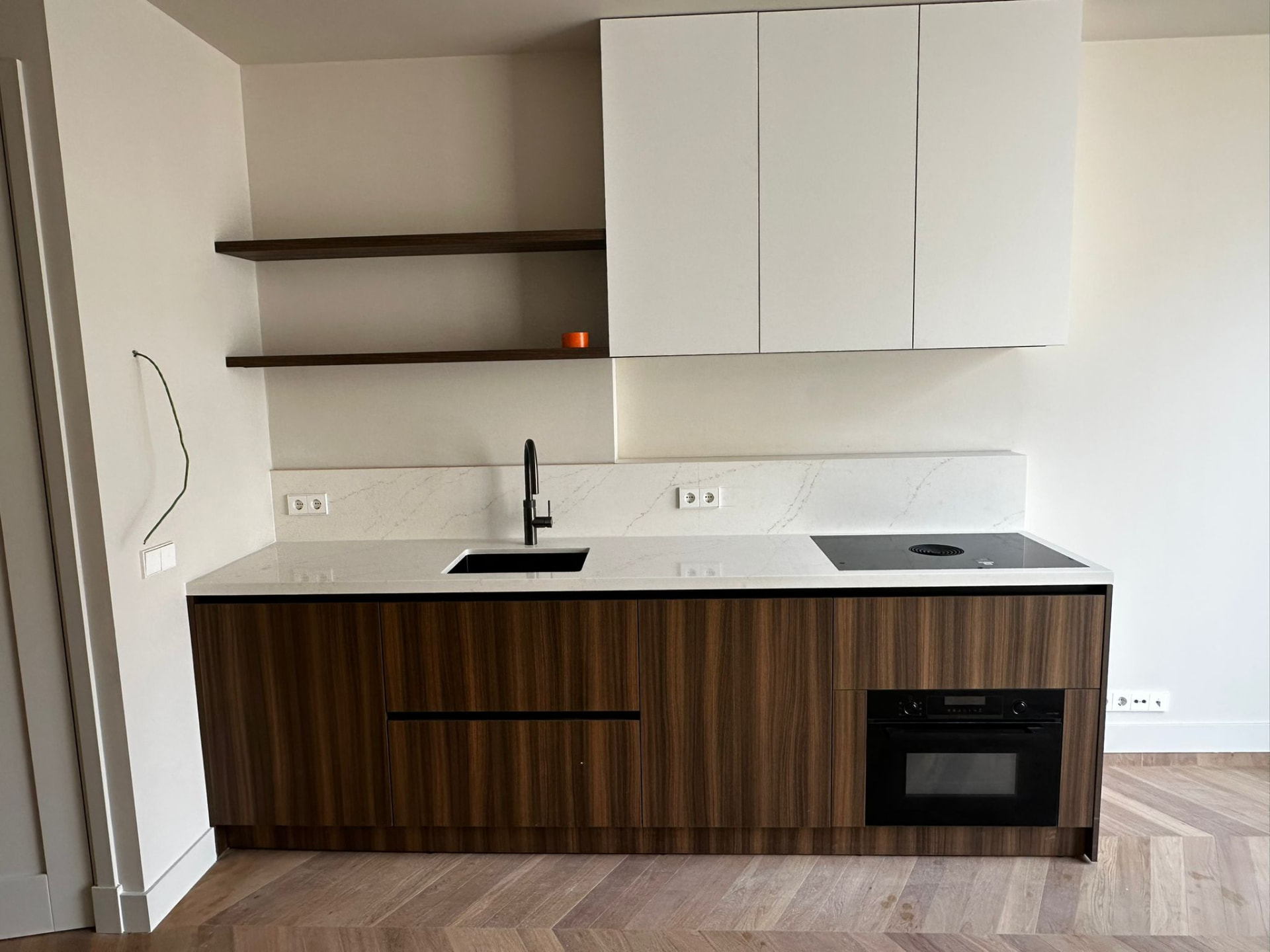Proiect finalizat Amsterdam — bucătărie nuc cu blat quartz