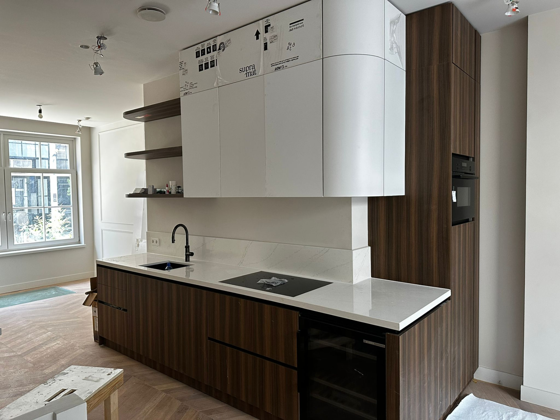 Proiect finalizat Amsterdam — bucătărie nuc cu coloane înalte
