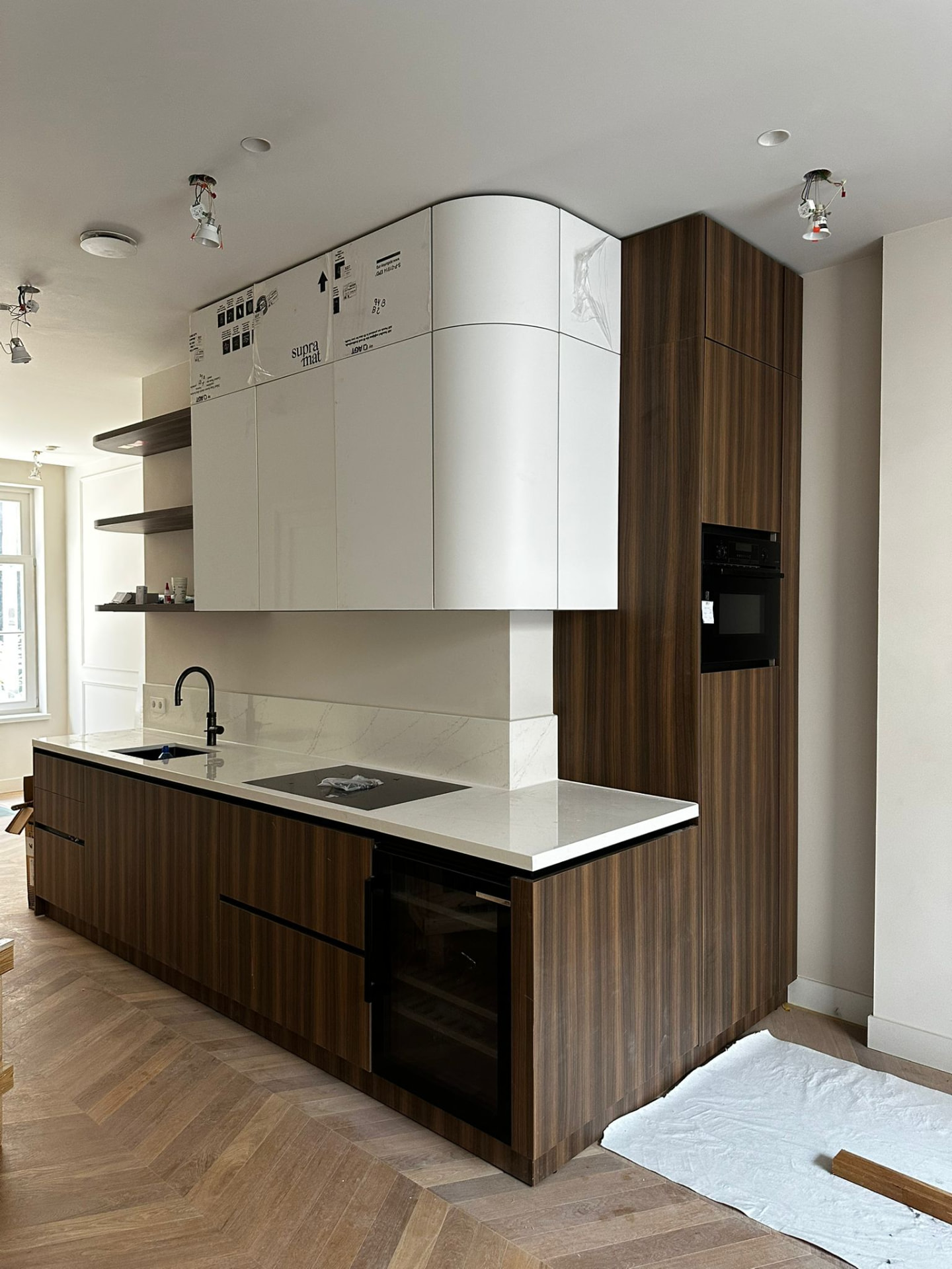 Proiect finalizat Amsterdam — bucătărie cu cramă vin integrată
