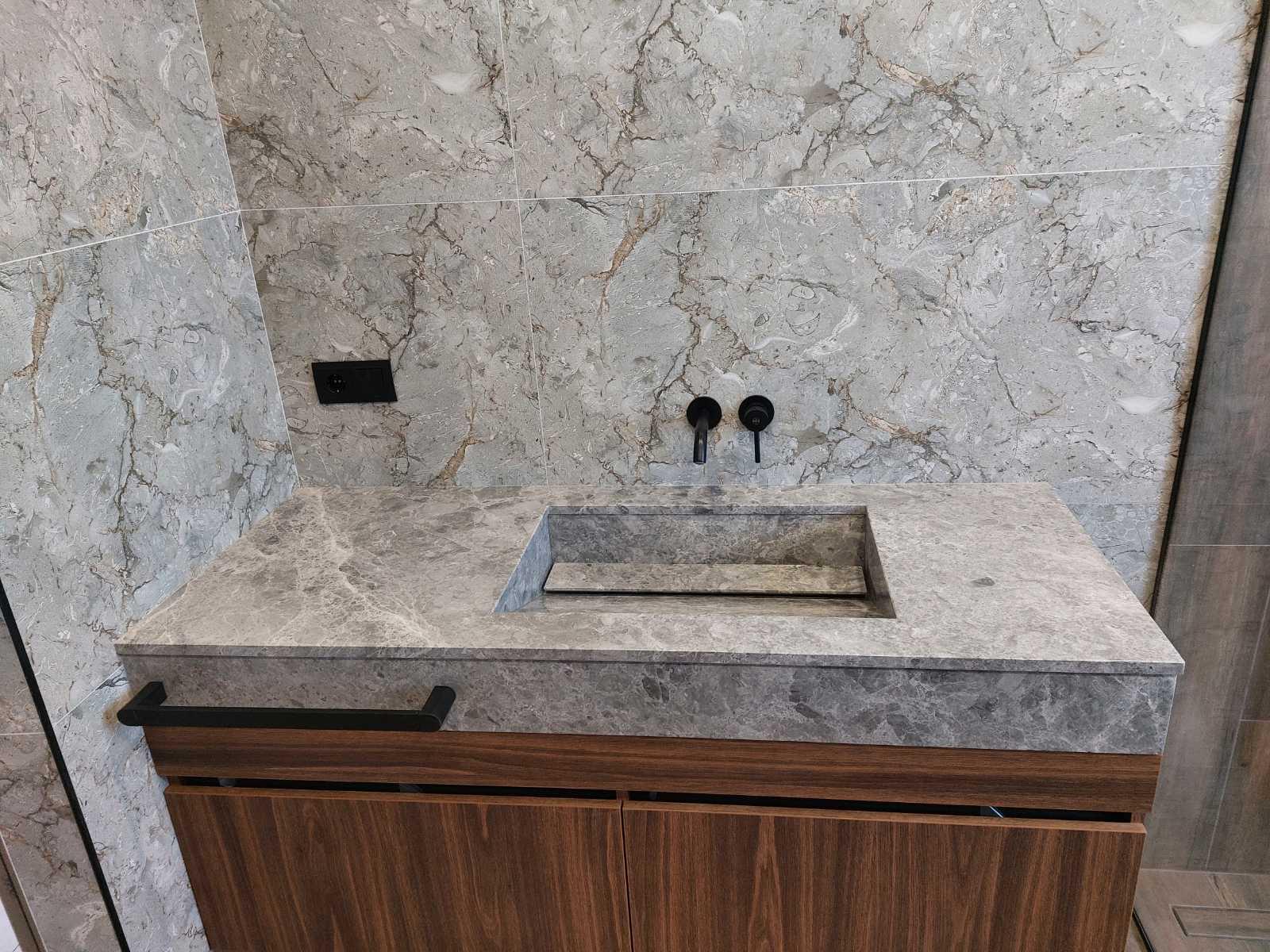 Vanity baie cu blat marmură gri și front nuc