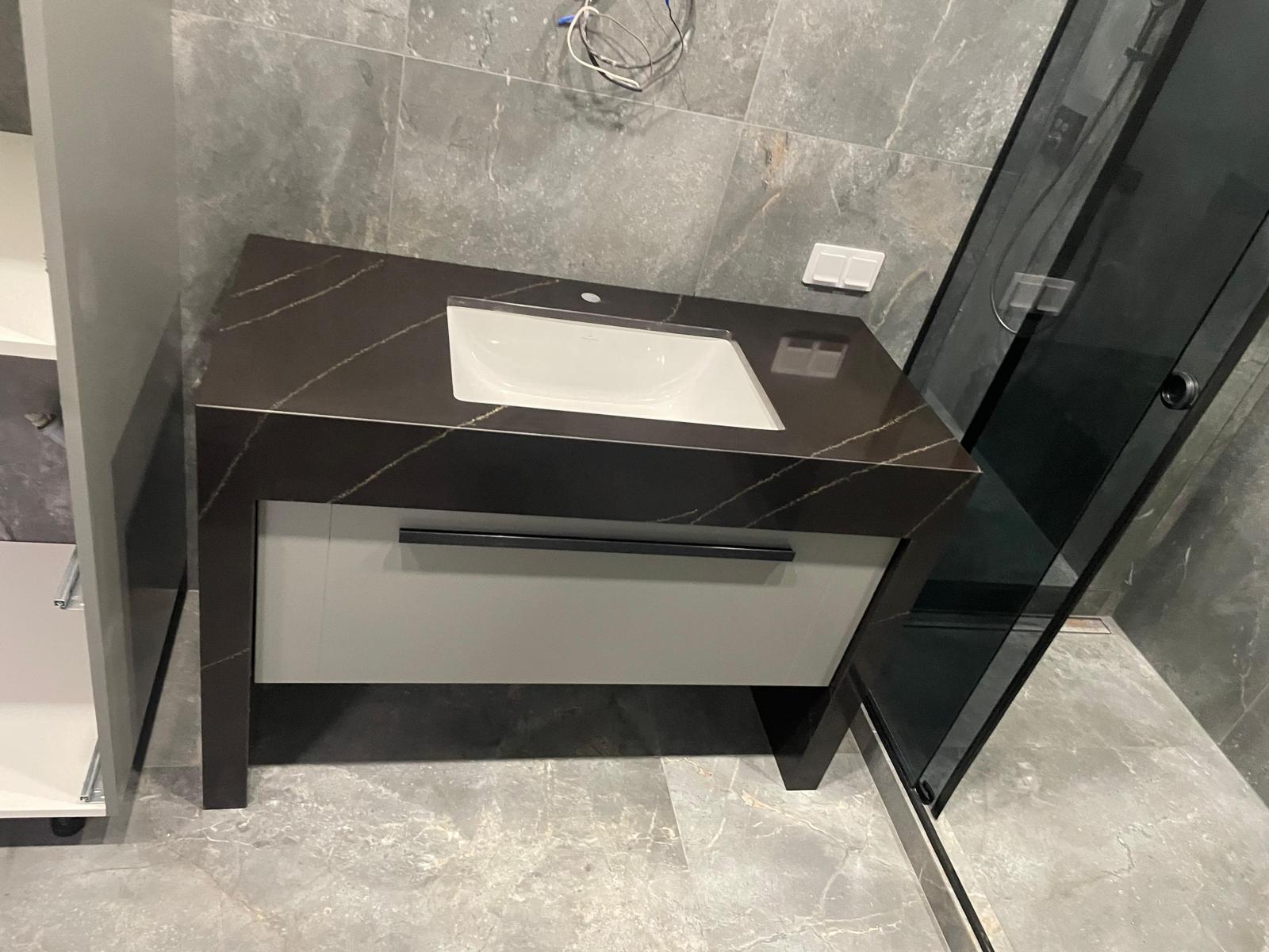 Vanity baie cu blat quartz negru