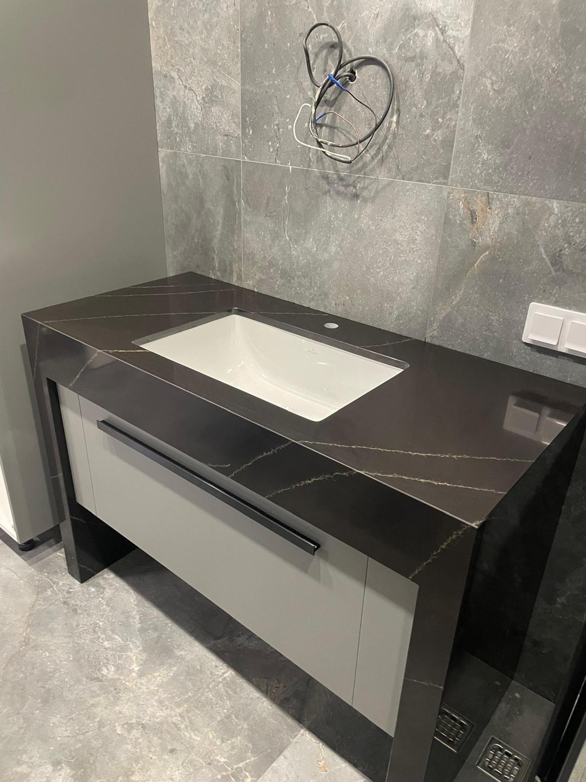 Vanity baie cu blat piatră naturală