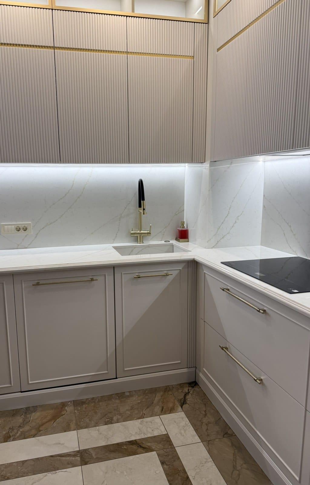 Bucătărie clasică cu fronturi caneluri și auriu