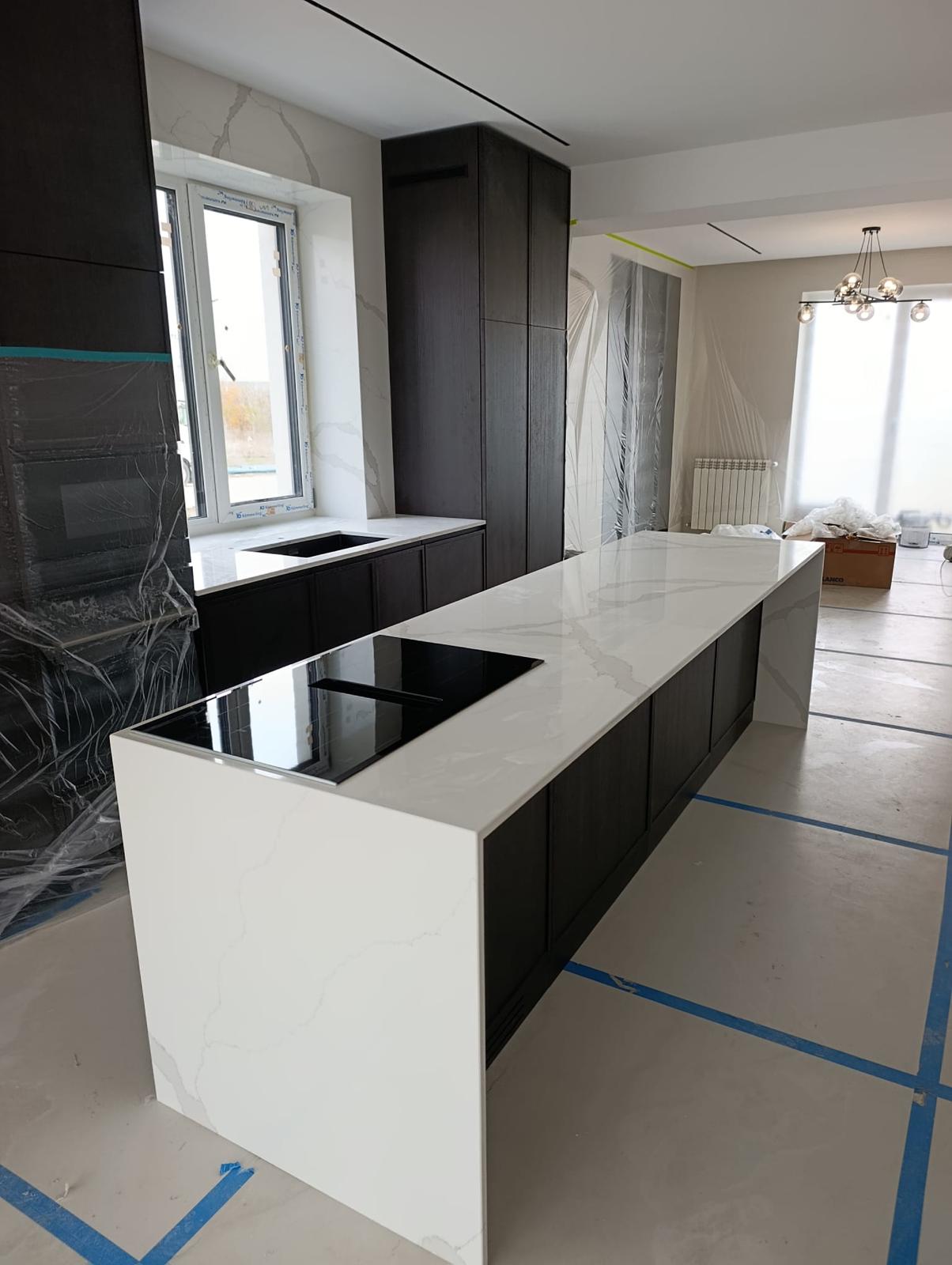 Bucătărie cu insulă din quartz alb