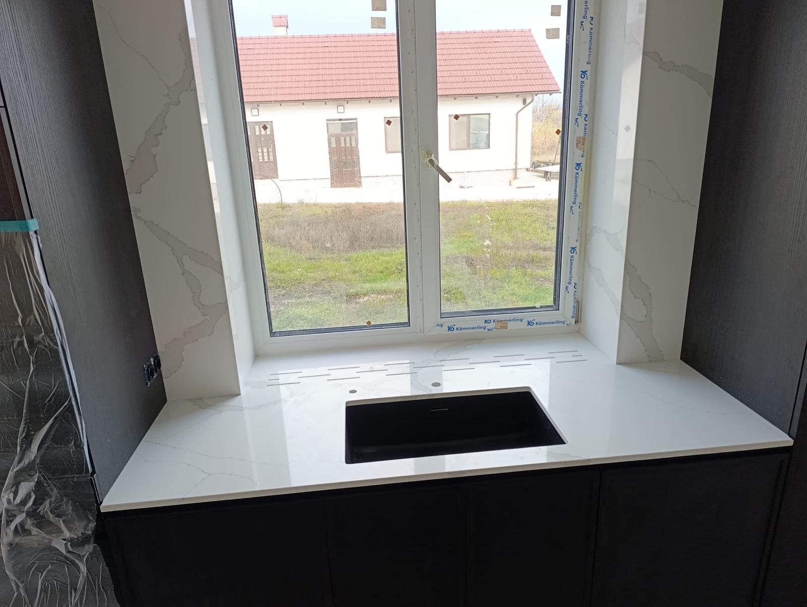 Bucătărie cu blat quartz alb la fereastră