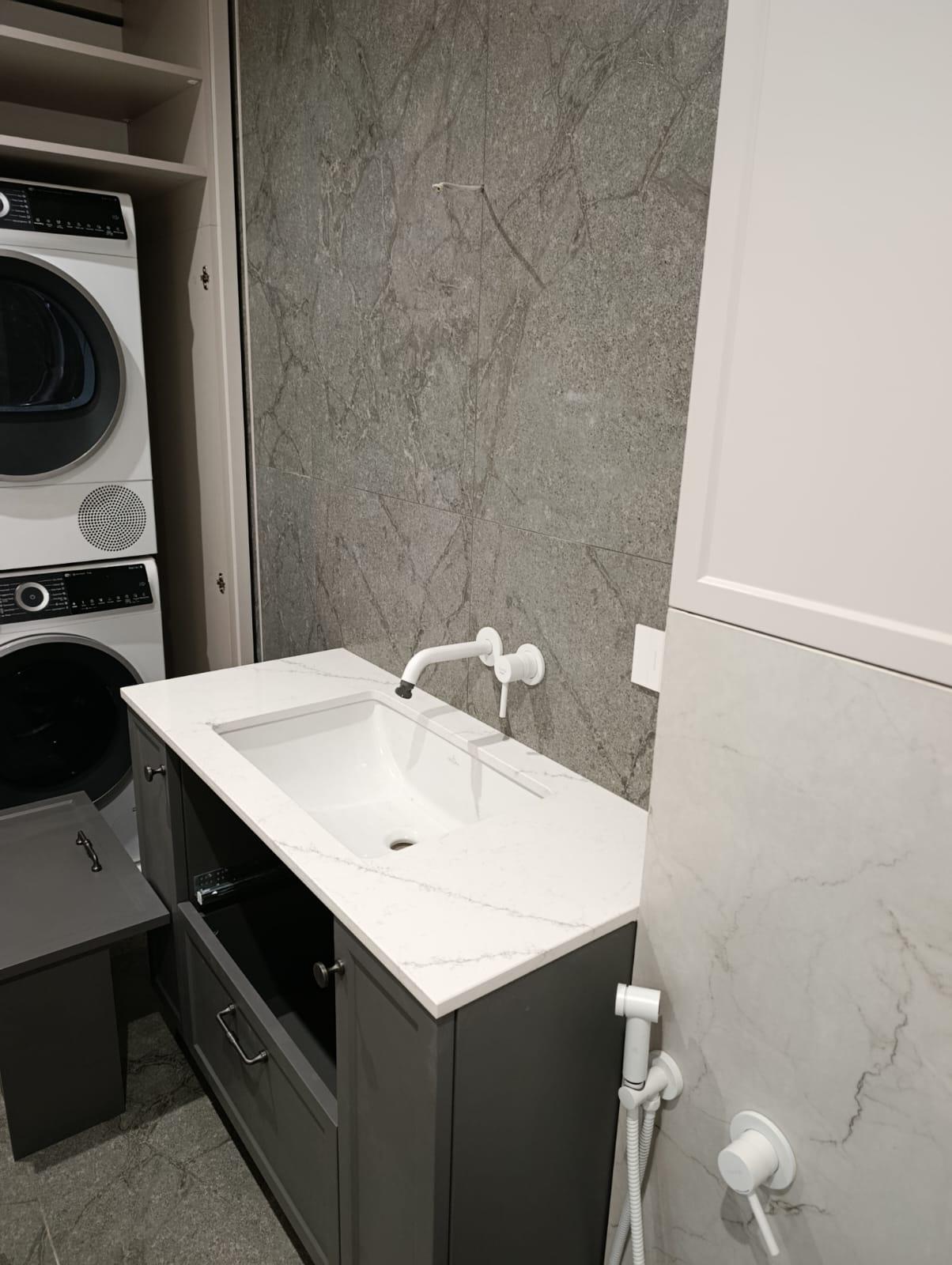 Spălătorie cu vanity și blat quartz