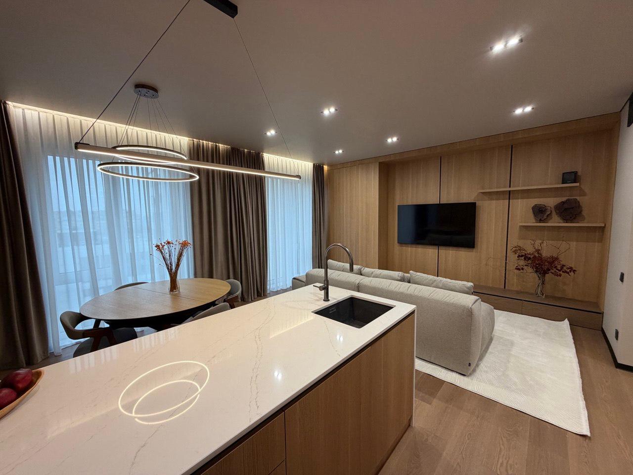 Bucătărie cu insulă quartz alb și living open-space