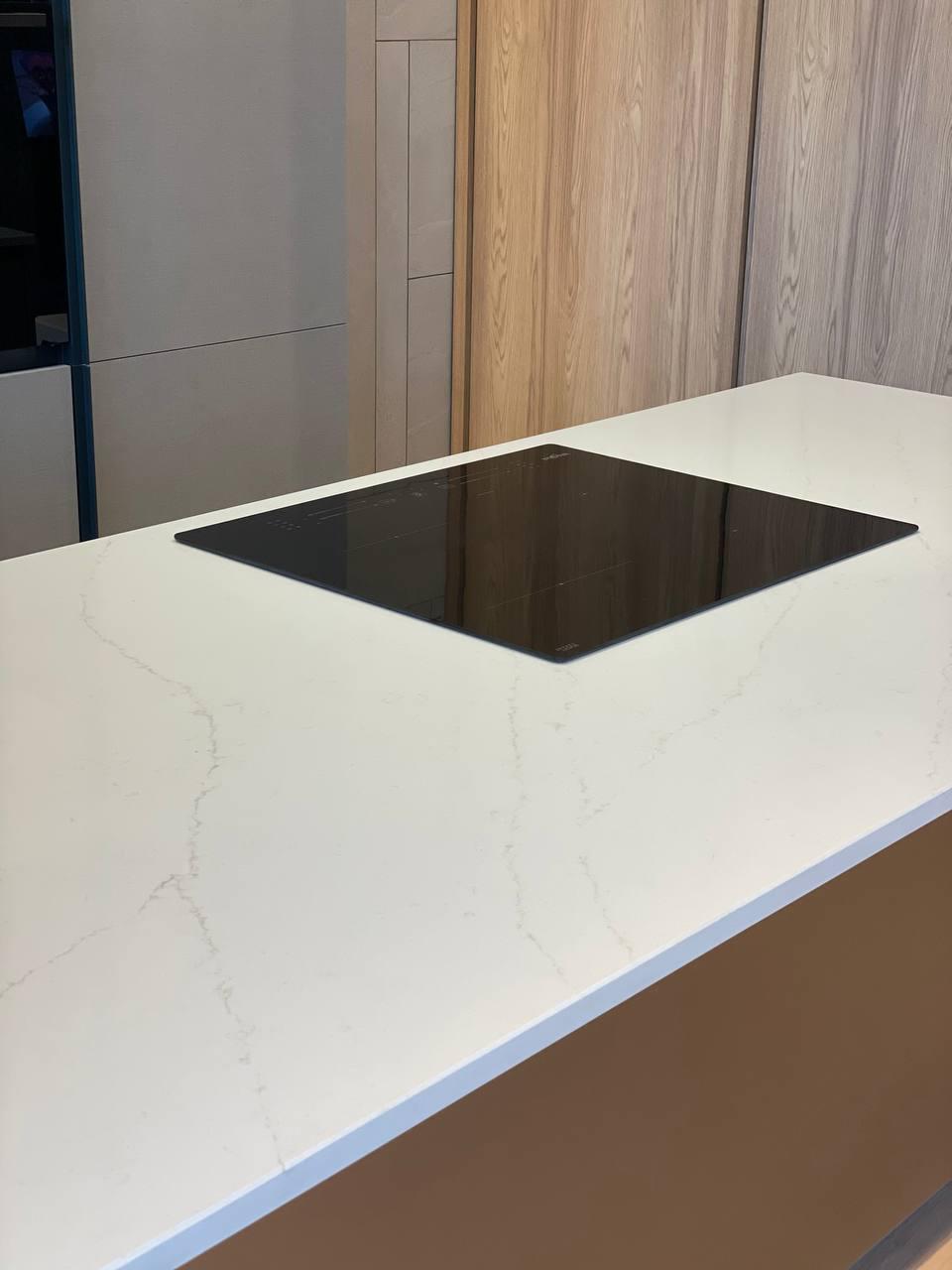 Insulă quartz alb cu plită încastrată