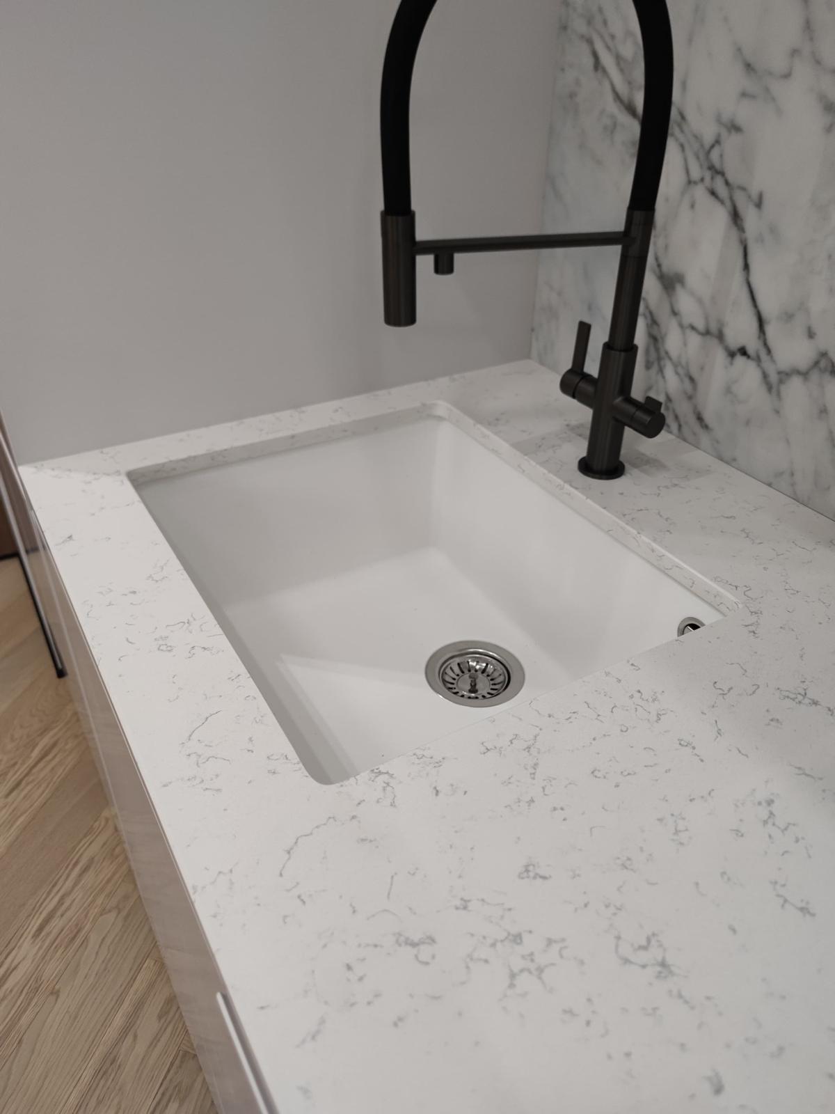 Detaliu chiuvetă quartz alb venat